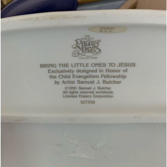 Precious Moments 527556 Bring The Little Ones To Jesus, Reading Bible Figurine - Picture 4 of 5